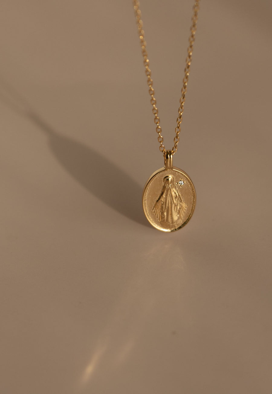 Collar medalla oval de la Virgen Milagrosa en oro