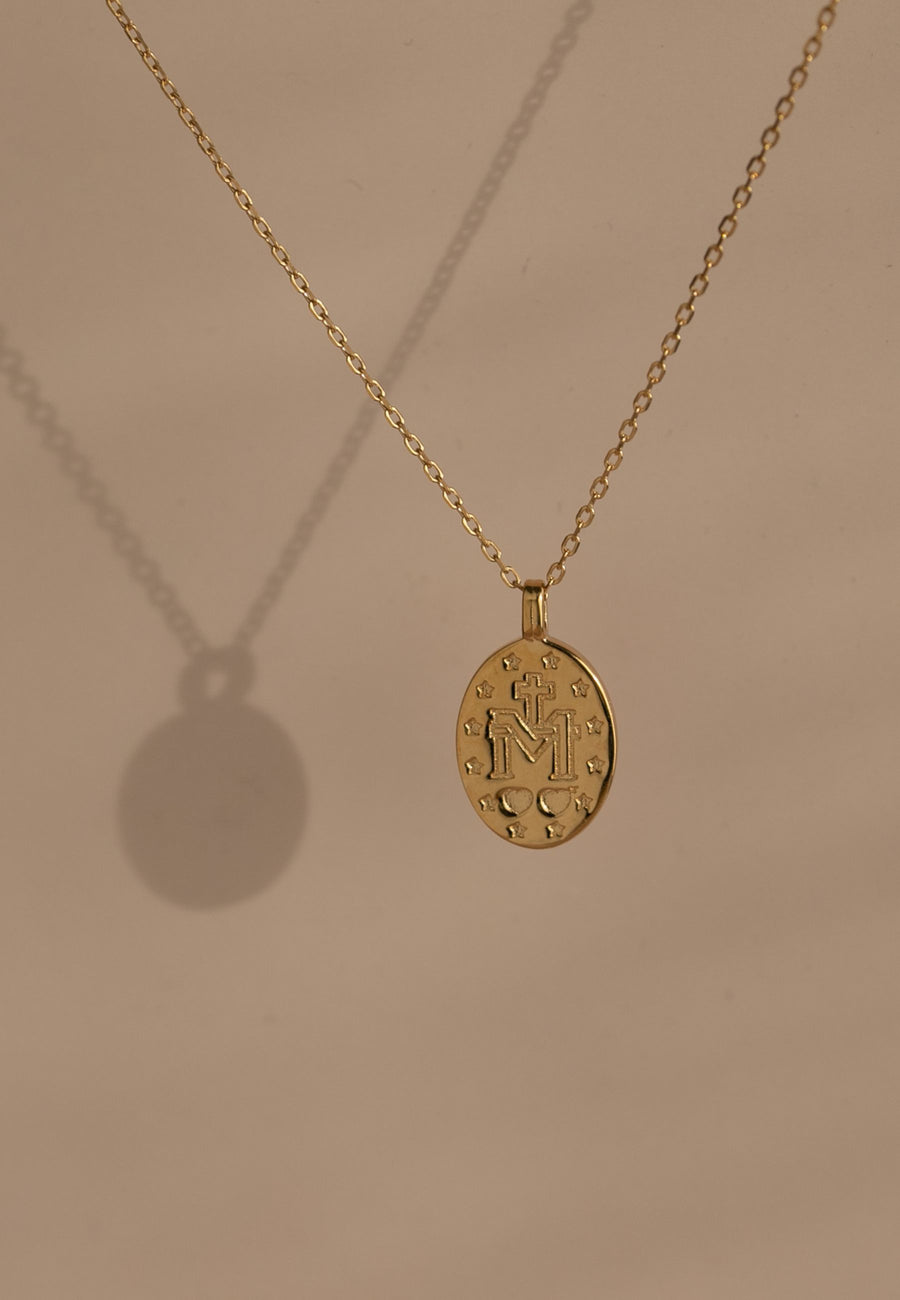 Collar de plata medalla oval de la Virgen Milagrosa en oro