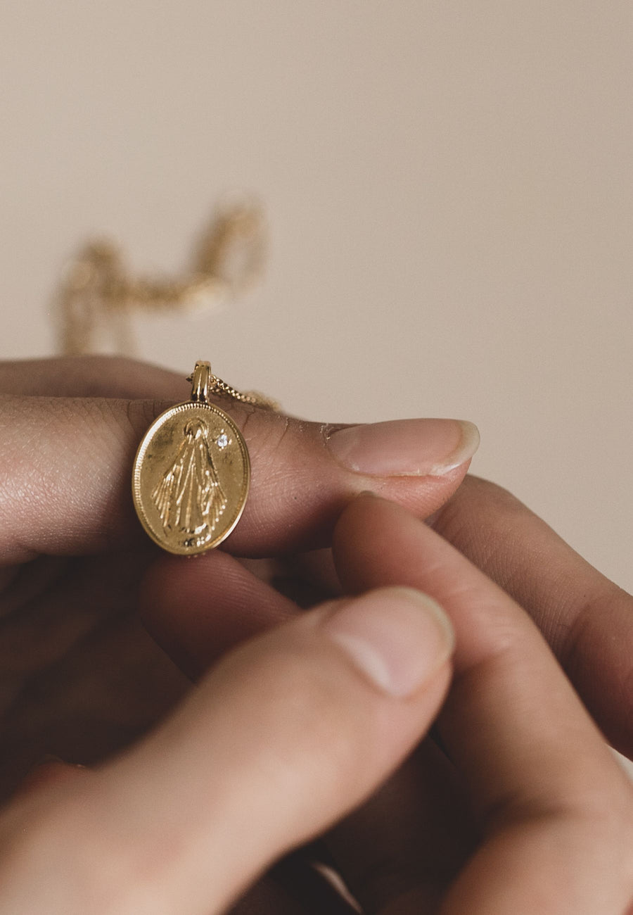 Collar de plata medalla oval de la Virgen Milagrosa en oro
