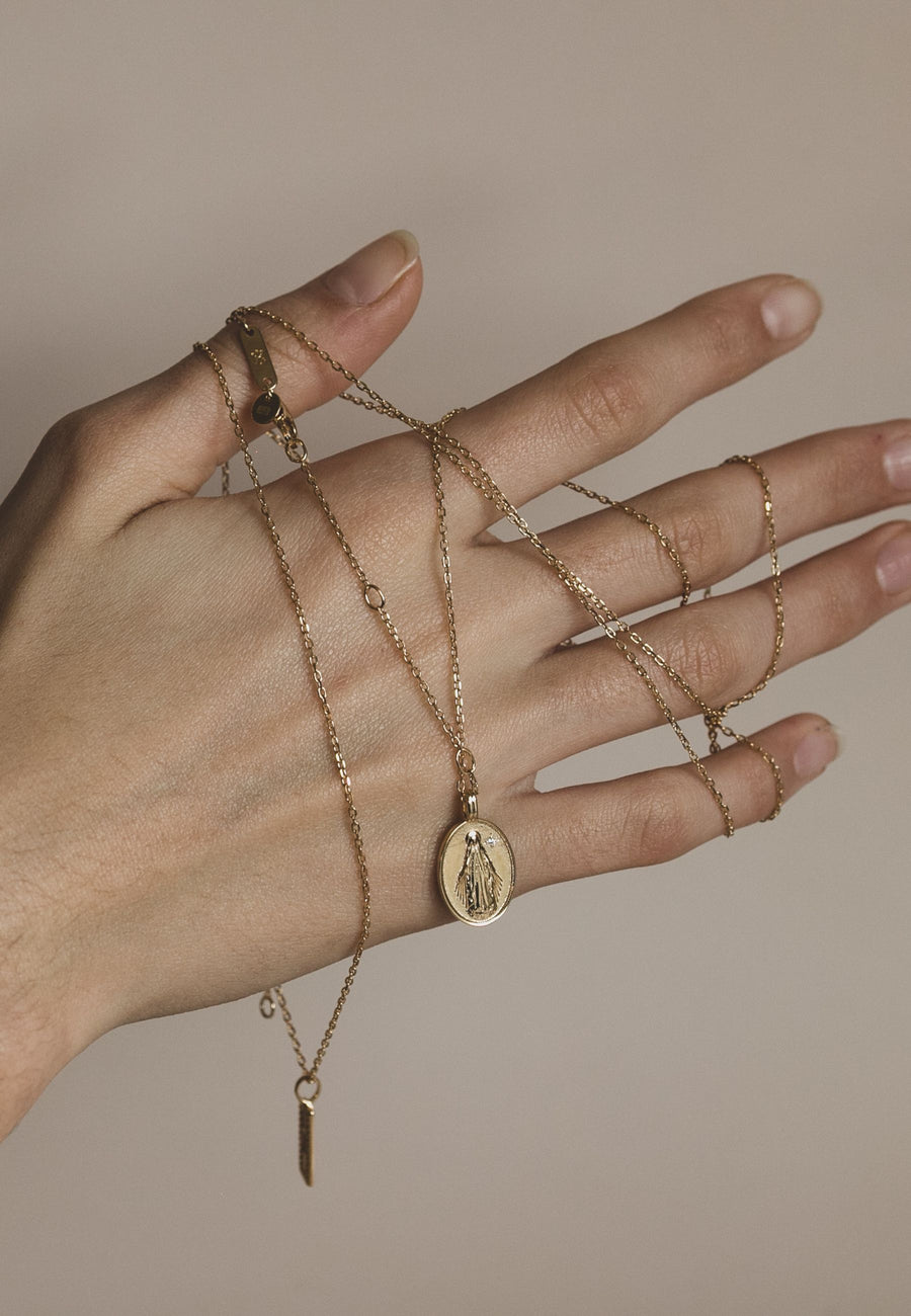 Collar de plata medalla oval de la Virgen Milagrosa en oro