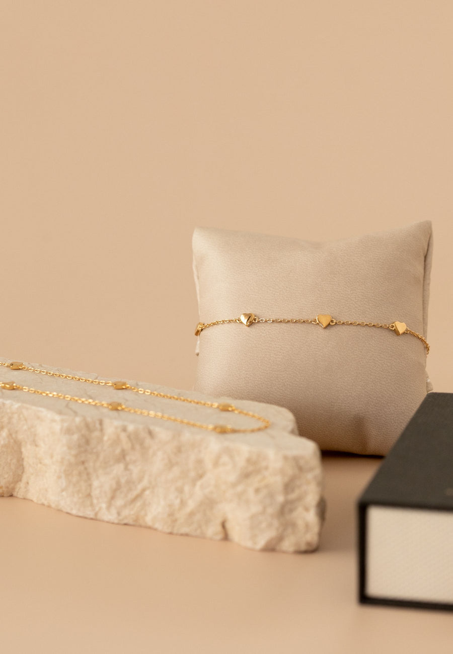 Conjunto de collar y brazalete con corazones de plata de ley bañado en oro. CORAZONES SET GLD.