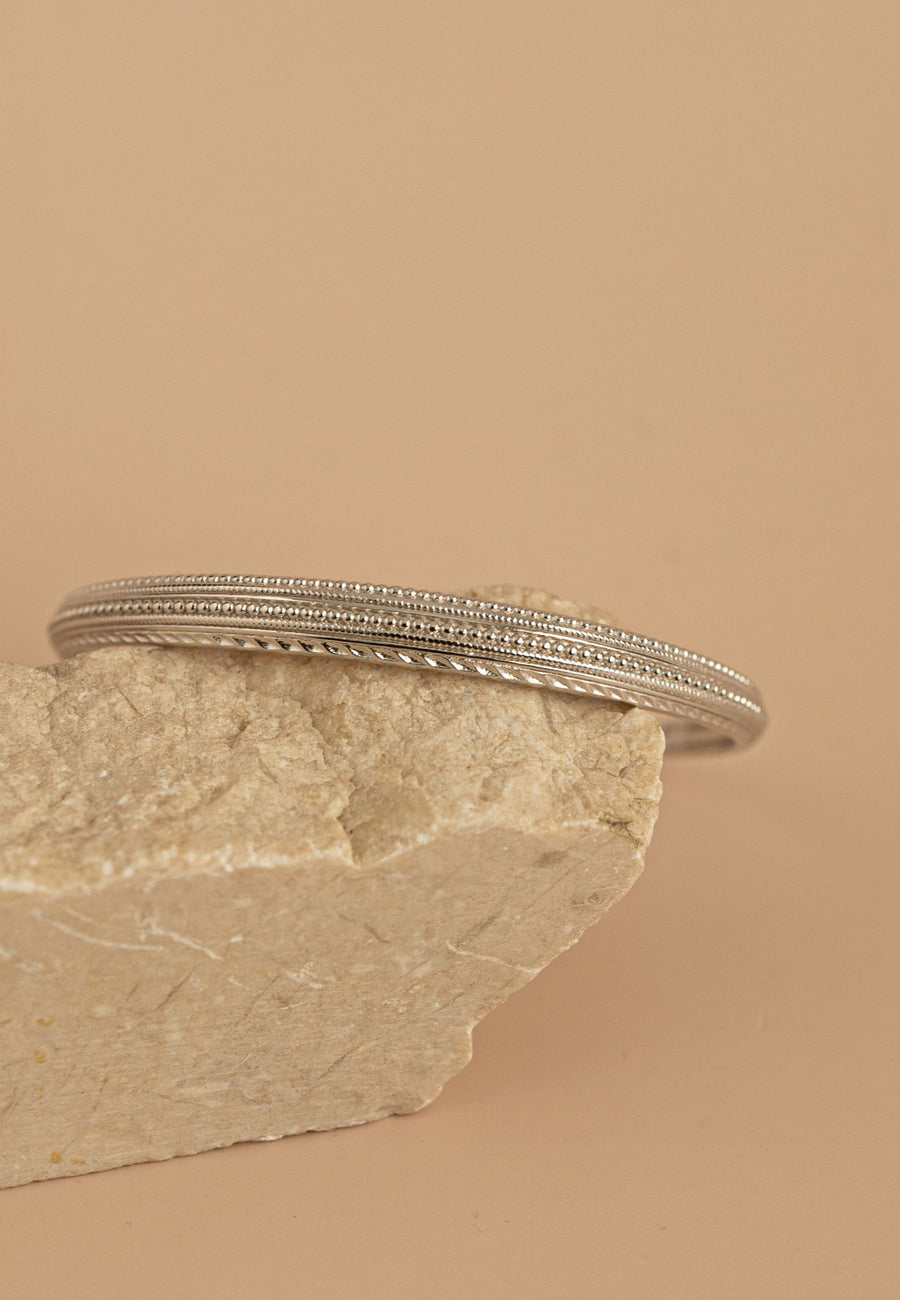 Oval bracelet with engraved designs