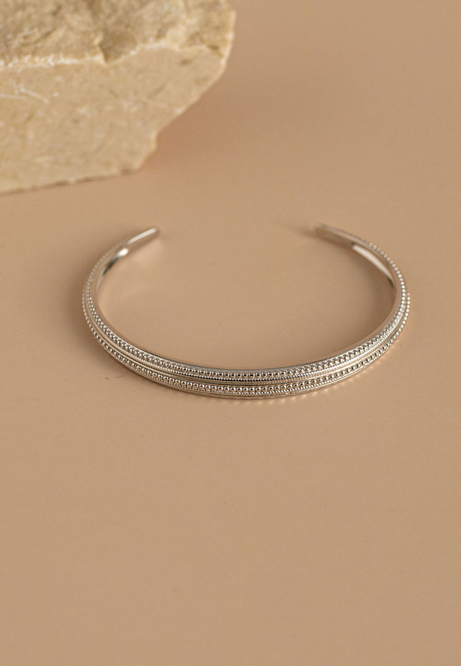 Oval bracelet with engraved designs
