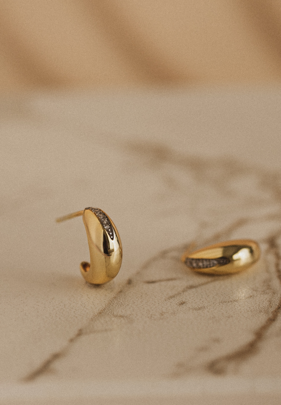 Pendientes AURA fabricados en plata de ley, bañados en oro y con piedras circonita