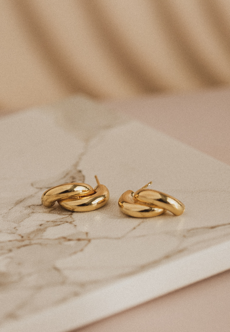 Pendientes MILLIE tipo aros gruesos entrelazados tipo nudo semi abiertos en plata y chapado en oro