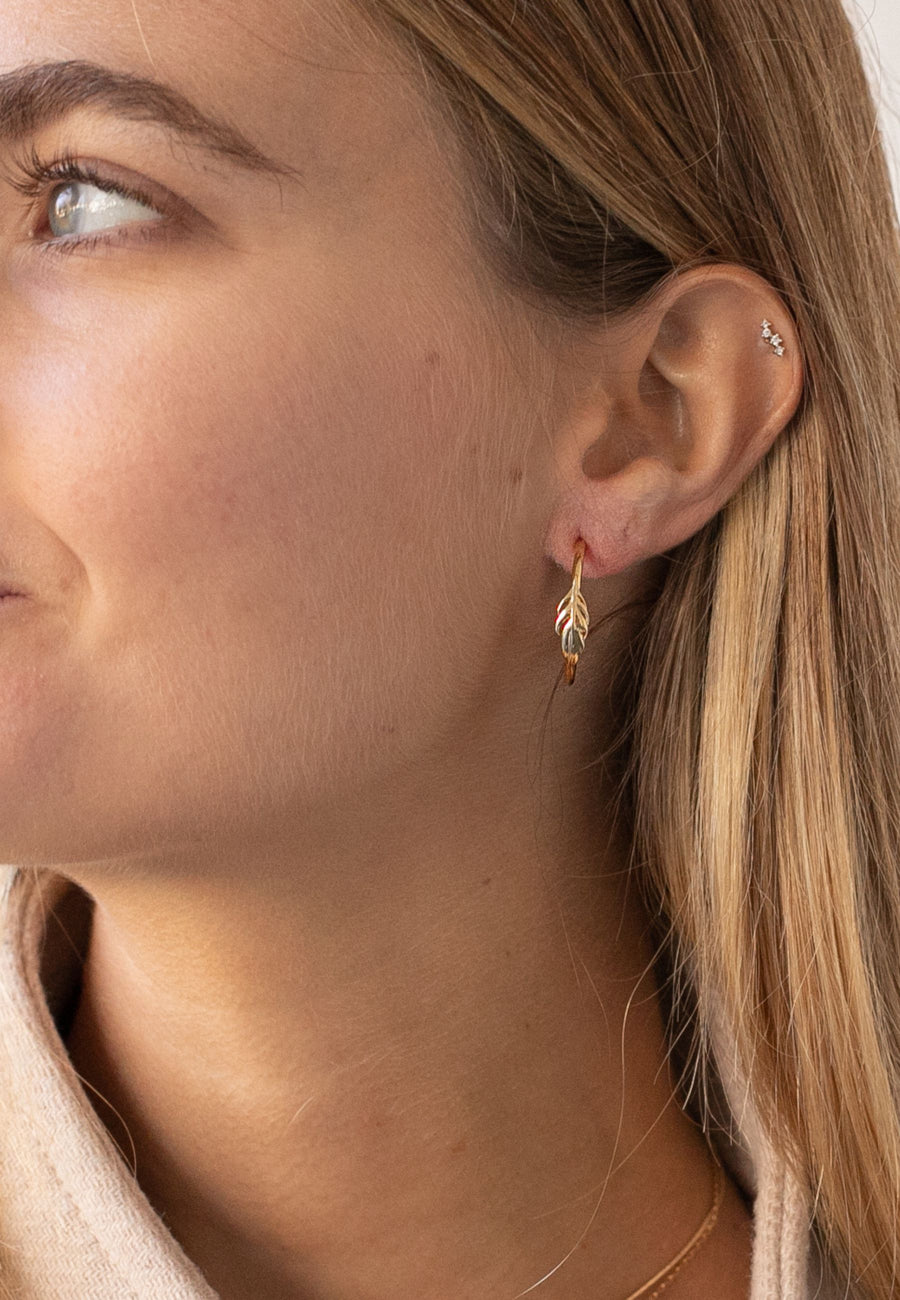 Pendientes de plata aro PLUMA ROJA oro