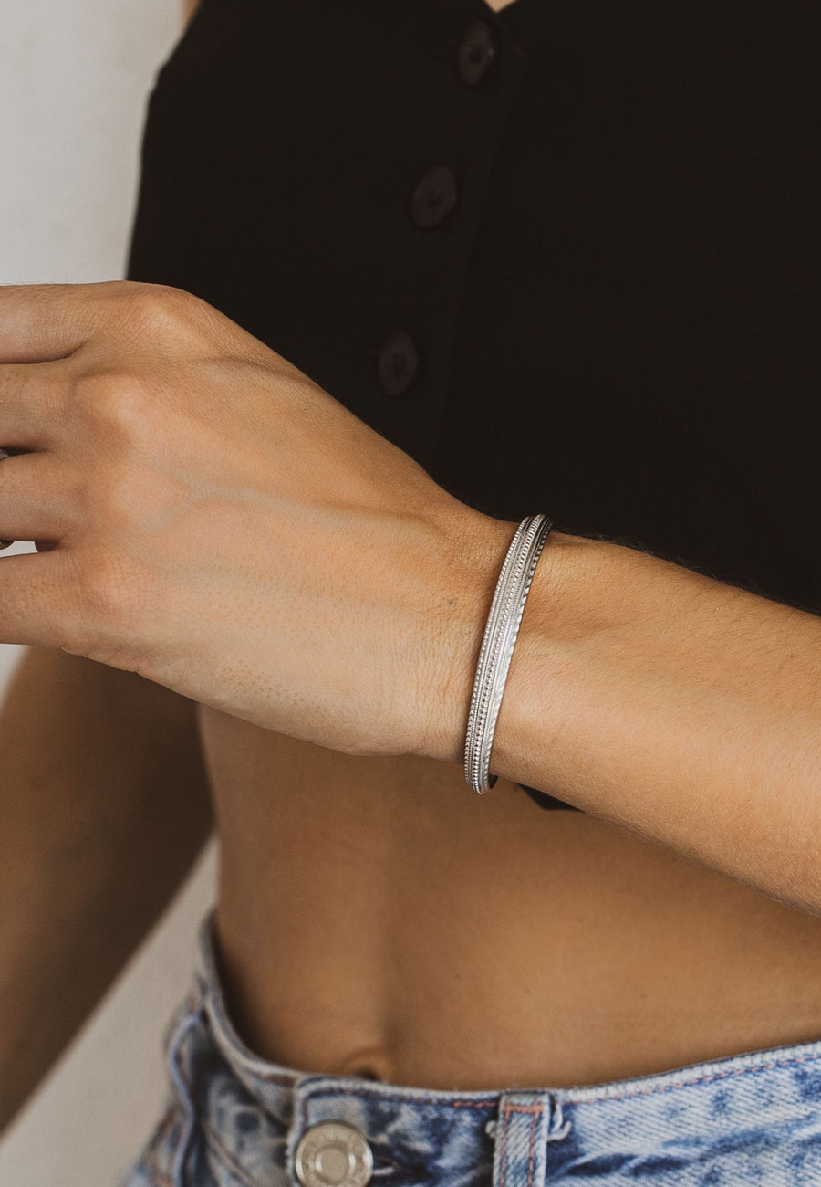 Oval bracelet with engraved designs