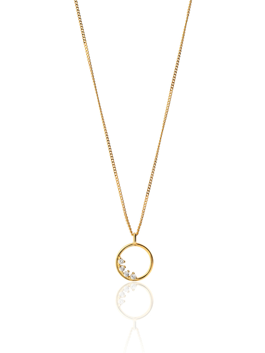 RADIANT GLD. Collar plata de ley, baño oro, círculo, zirconitas.