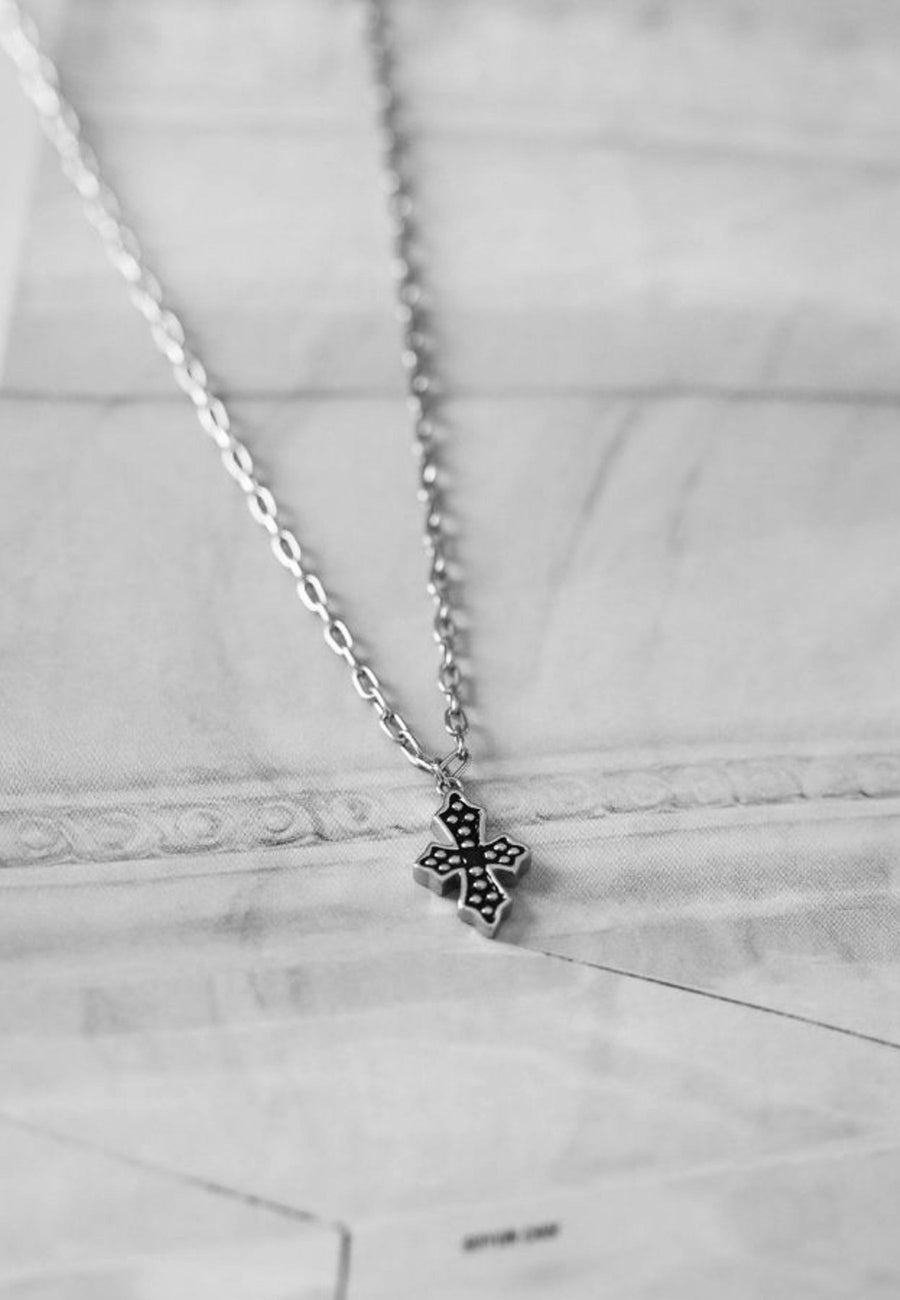 Collar BLACK CROSS plata