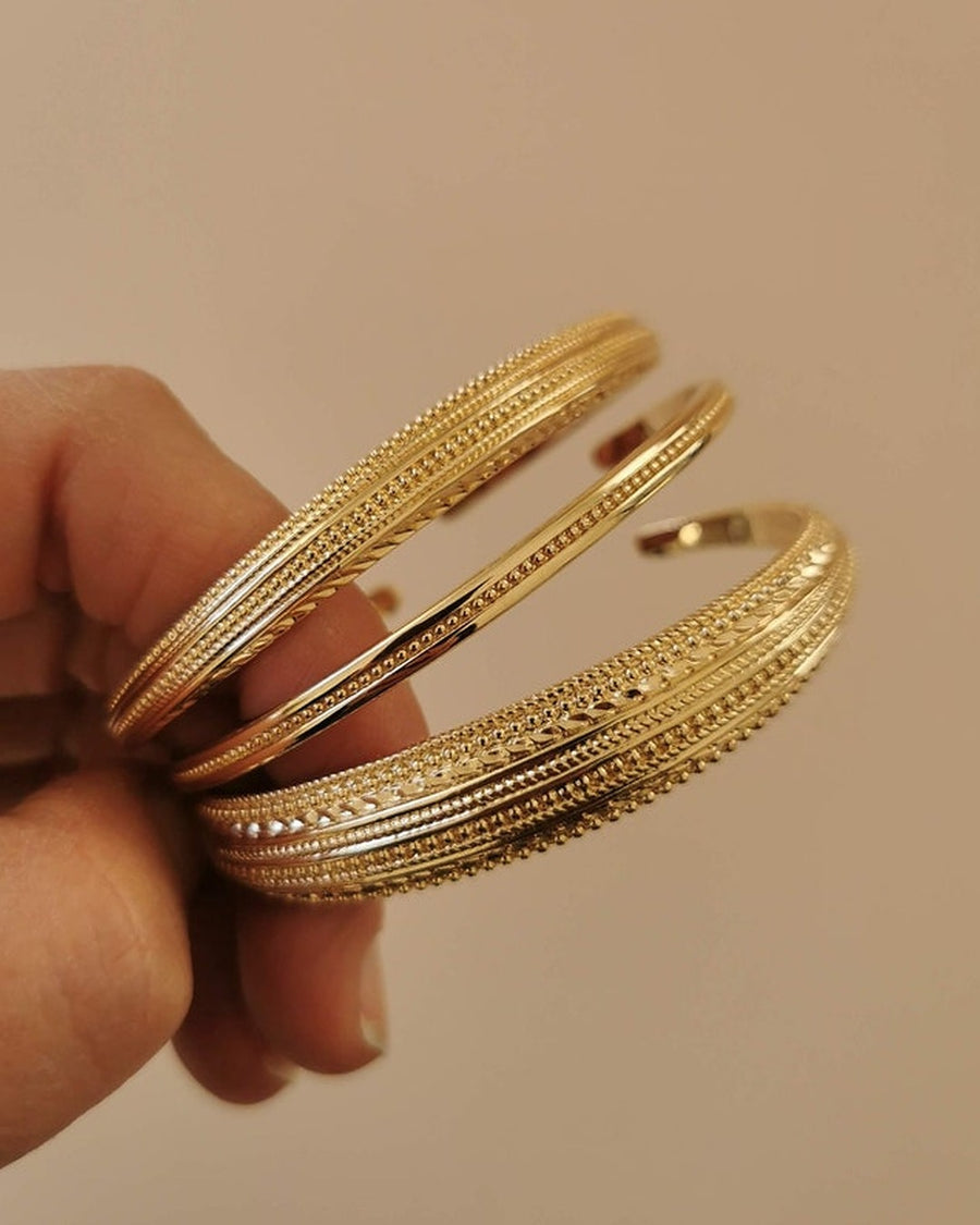 Oval bracelet with engraved designs