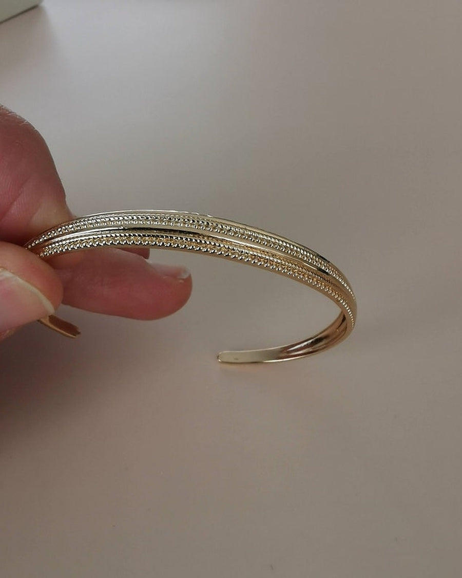 Oval bracelet with engraved designs