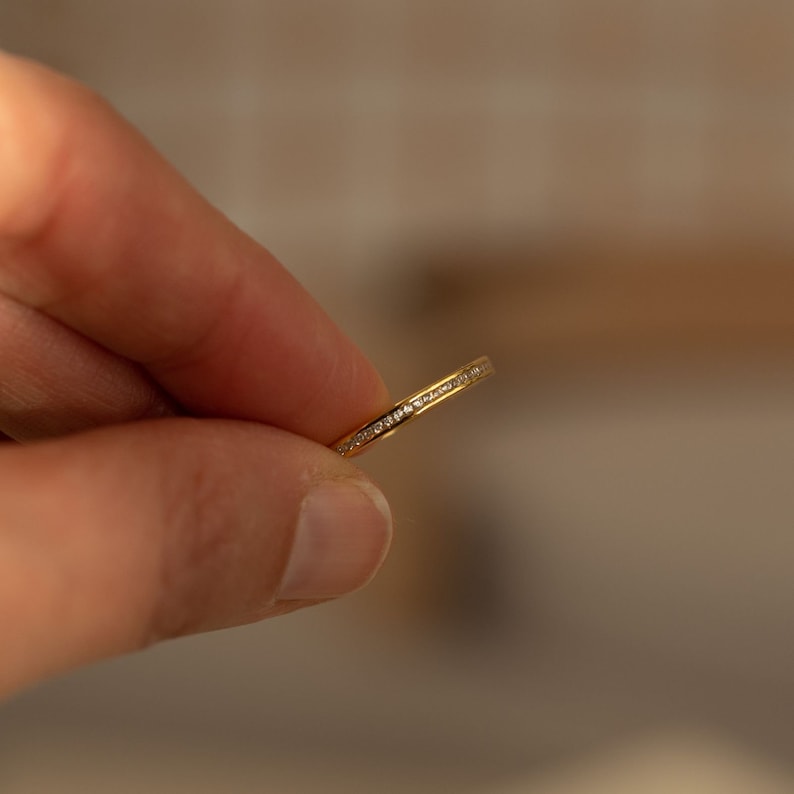 Anillo de banda ETERNITY con circonitas blancas baño de oro
