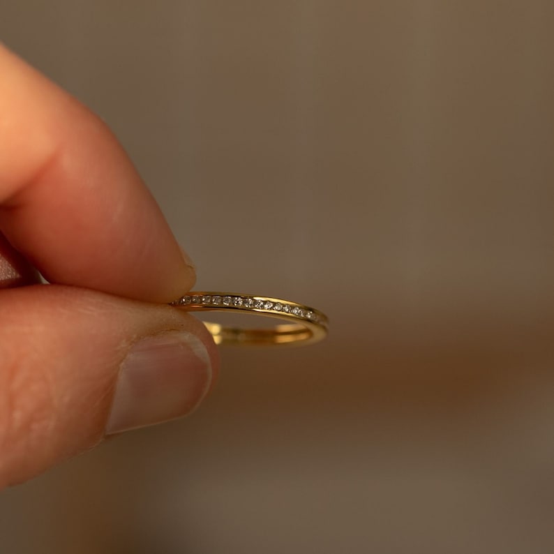 Anillo de banda ETERNITY con circonitas blancas baño de oro