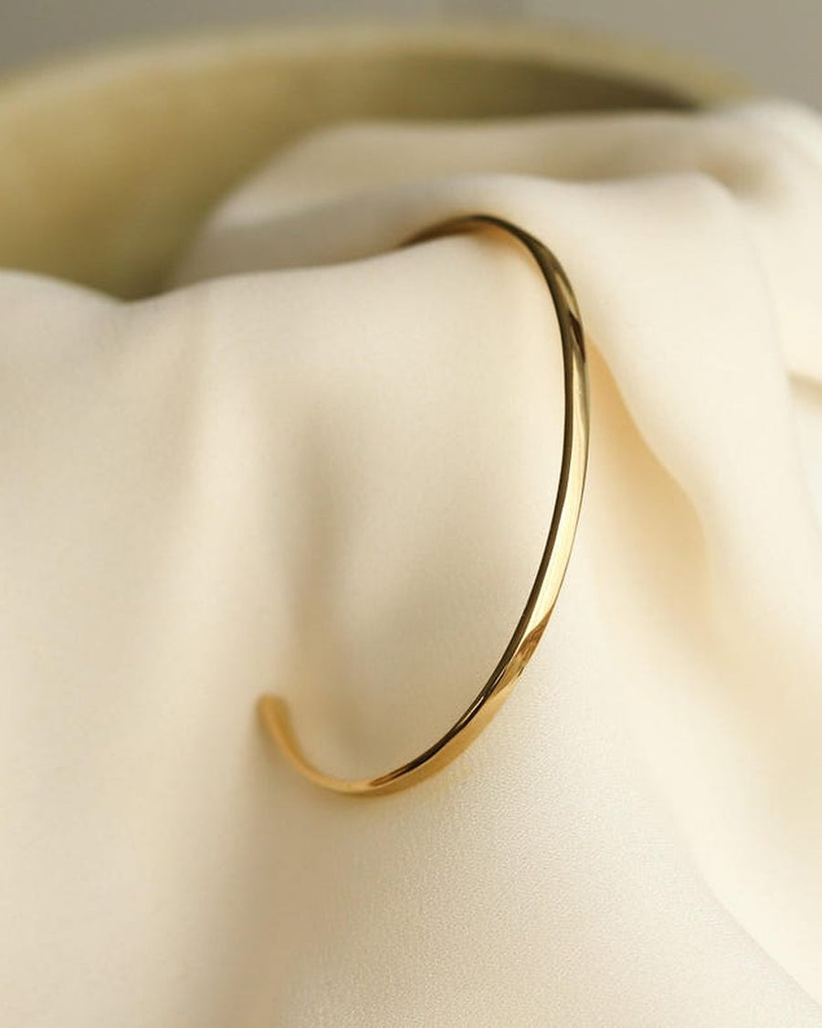 Brazalete fino de plata SOLID de corte clásico abierto