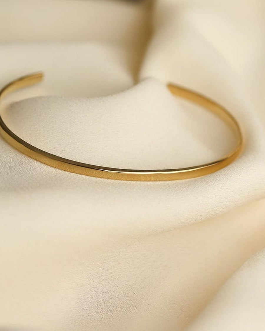 Brazalete fino de plata SOLID de corte clásico abierto