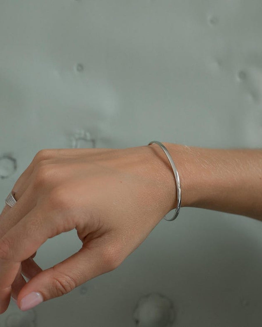 Brazalete fino de plata SOLID de corte clásico abierto