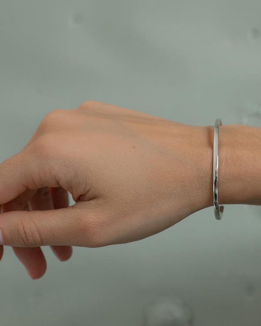 Brazalete fino de plata SOLID de corte clásico abierto