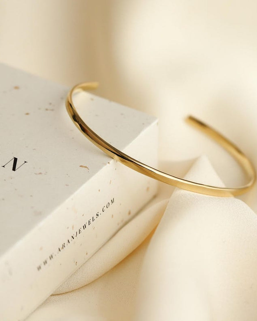 Brazalete fino de plata SOLID de corte clásico abierto