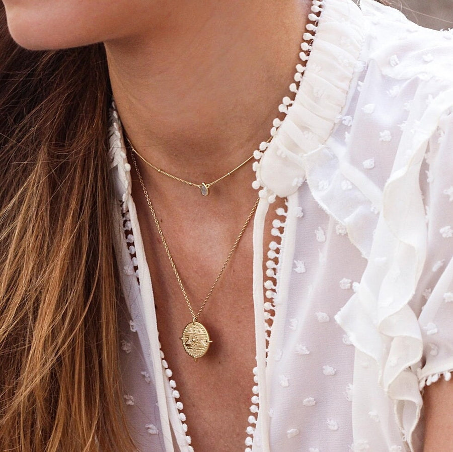 Collar estilo vintage maya con moneda grabada en plata de ley