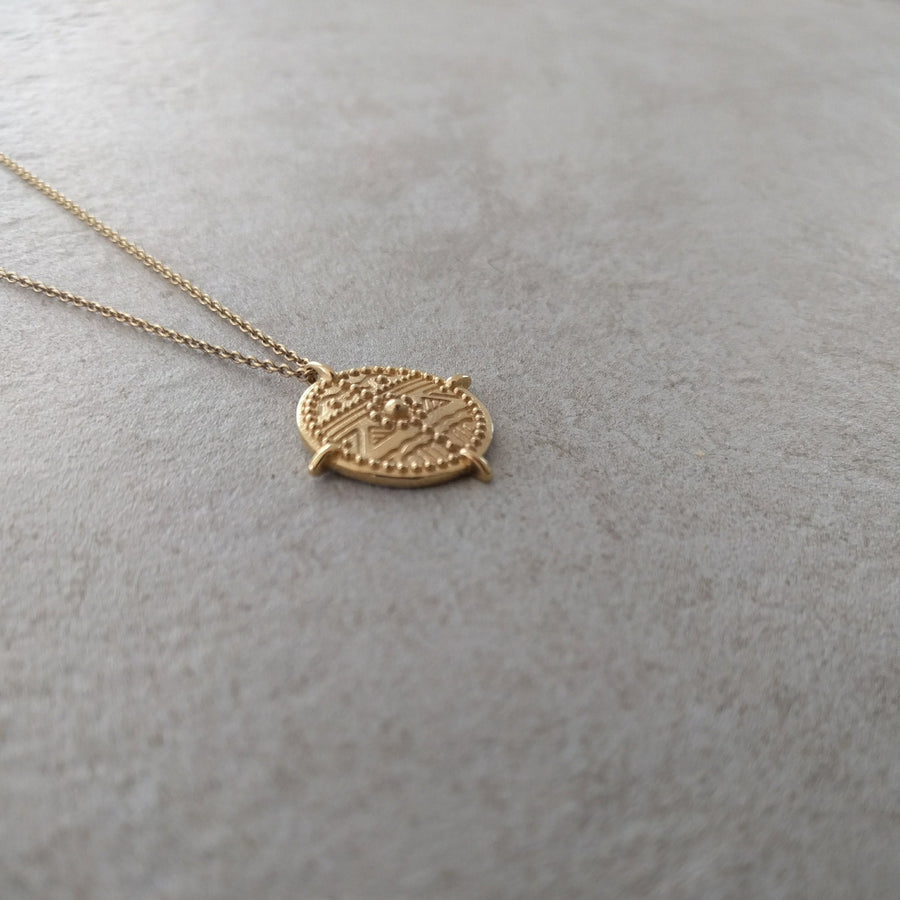 Collar estilo vintage maya con moneda grabada en plata de ley