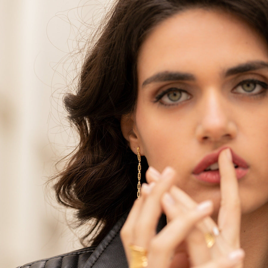 Pendientes largos con cadena y piedra circonita blanca ideales para eventos fabricados en plata de ley y chapados en oro