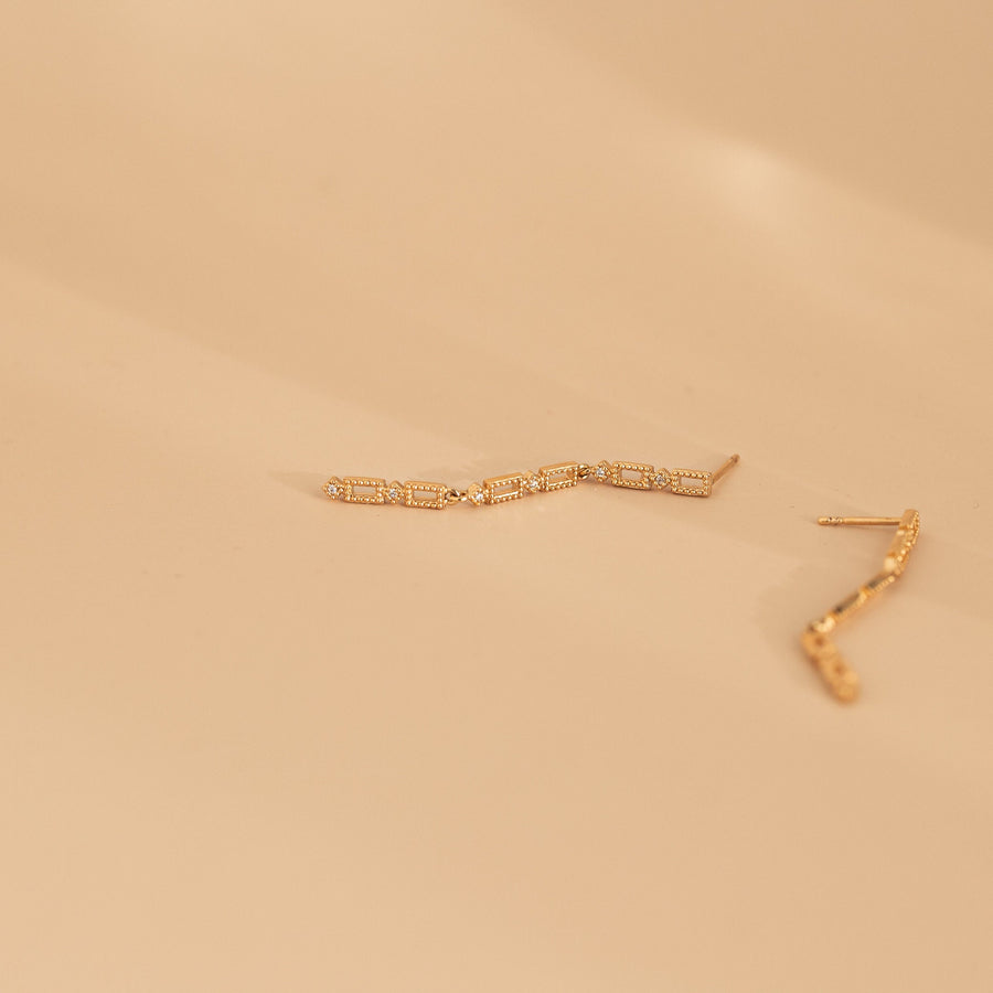 Pendientes largos con cadena y piedra circonita blanca ideales para eventos fabricados en plata de ley y chapados en oro