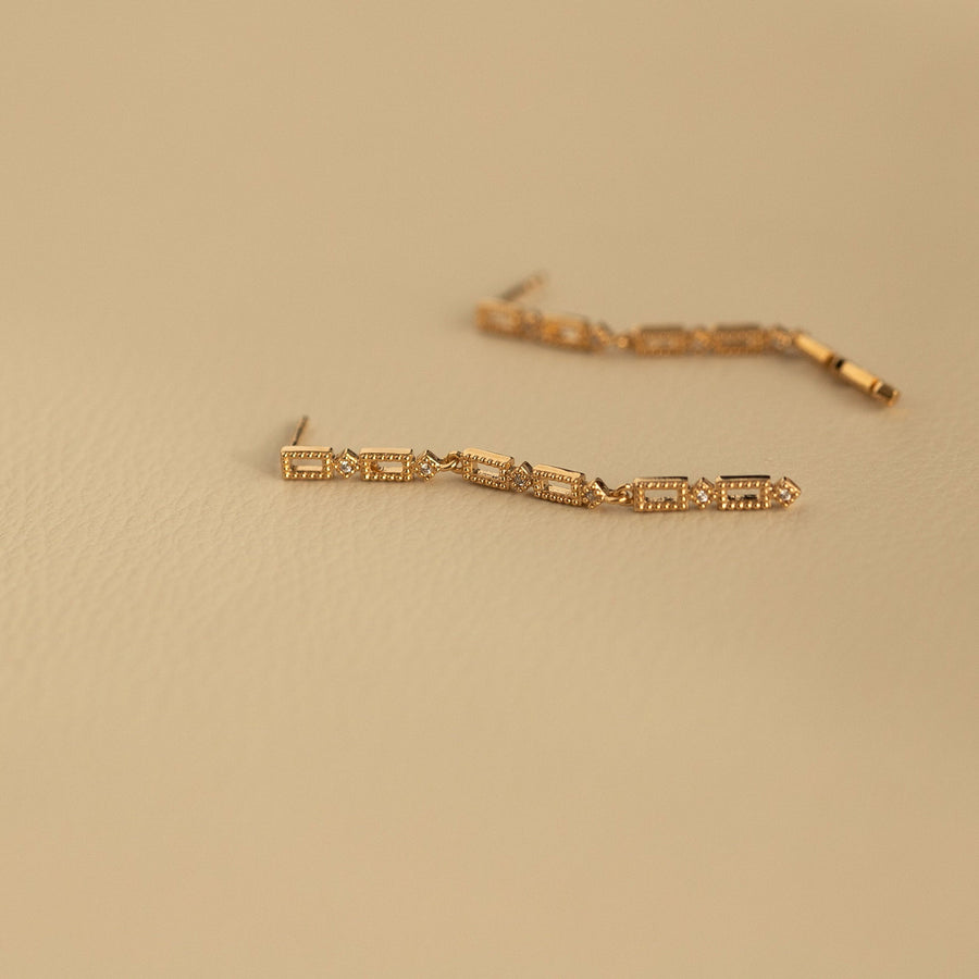 Pendientes largos con cadena y piedra circonita blanca ideales para eventos fabricados en plata de ley y chapados en oro