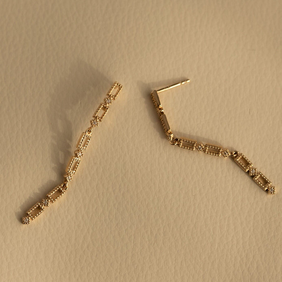 Pendientes largos con cadena y piedra circonita blanca ideales para eventos fabricados en plata de ley y chapados en oro