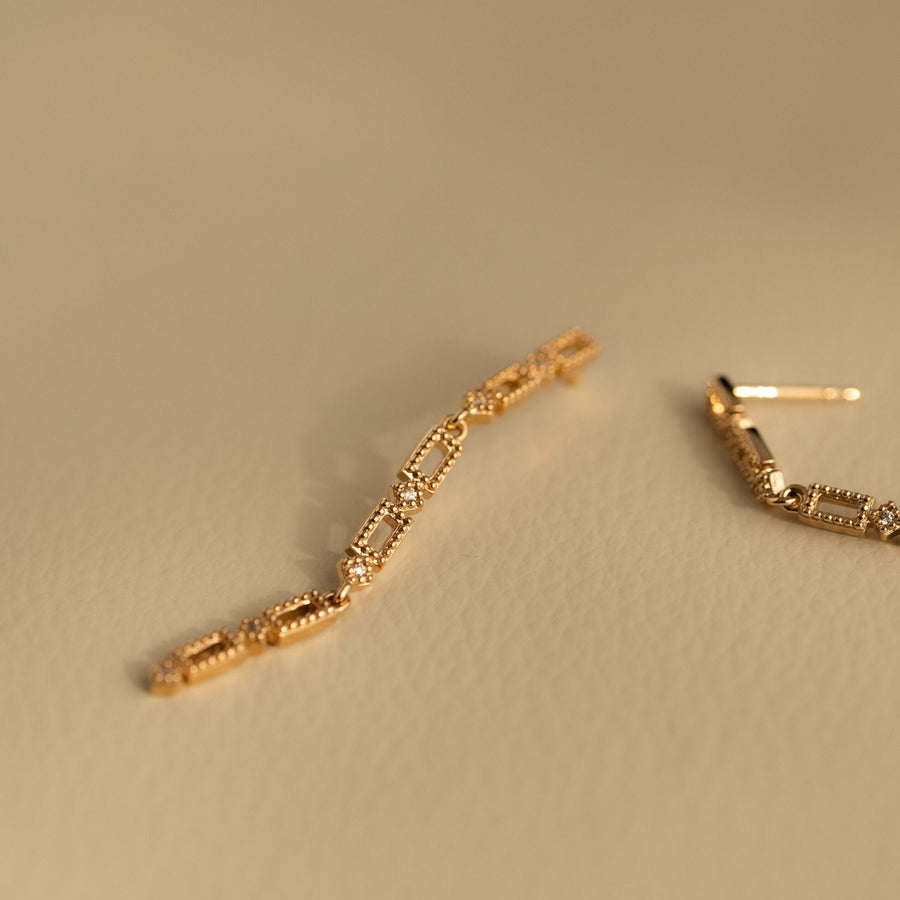 Pendientes largos con cadena y piedra circonita blanca ideales para eventos fabricados en plata de ley y chapados en oro