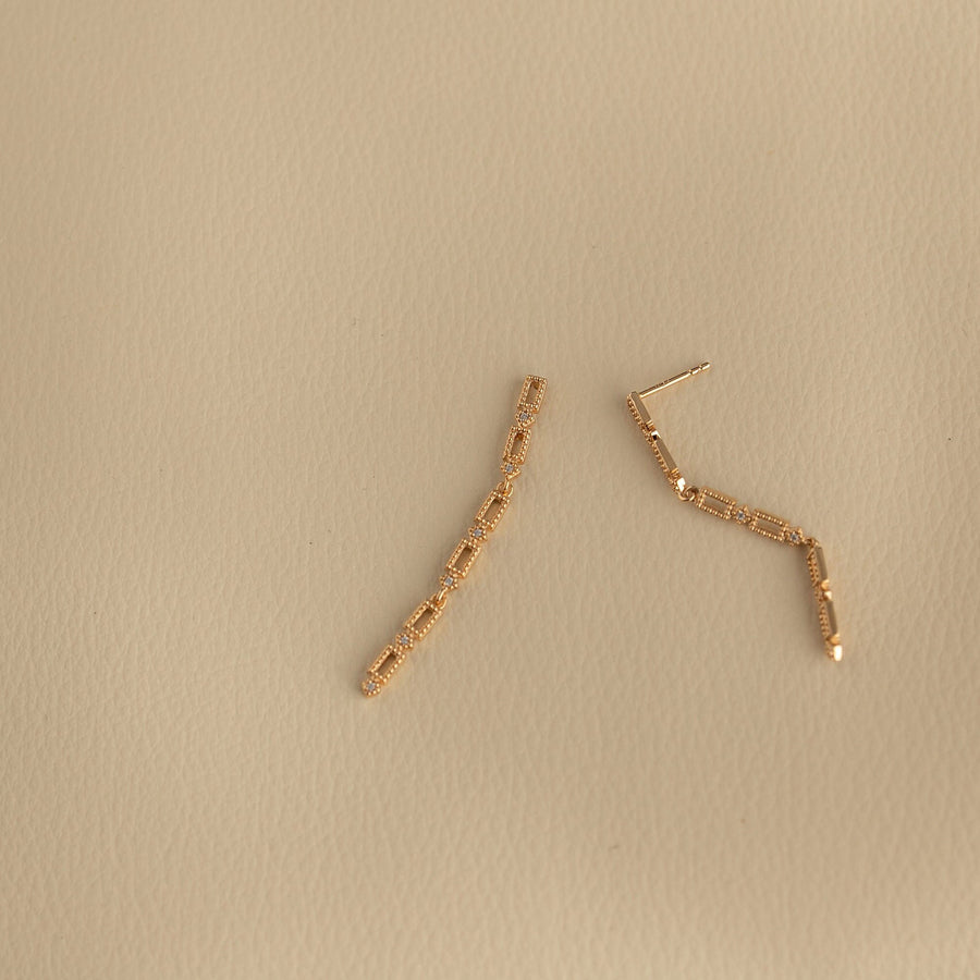 Pendientes largos con cadena y piedra circonita blanca ideales para eventos fabricados en plata de ley y chapados en oro