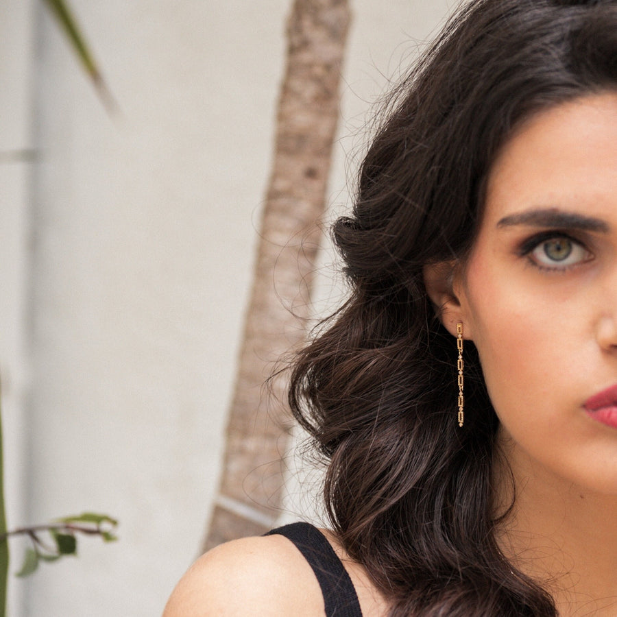 Pendientes largos con cadena y piedra circonita blanca ideales para eventos fabricados en plata de ley y chapados en oro