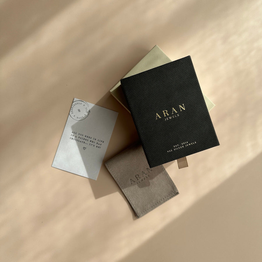 Pulsera con banda de circonitas y pieza central piedra luna en plata de ley y chapada en oro 18k