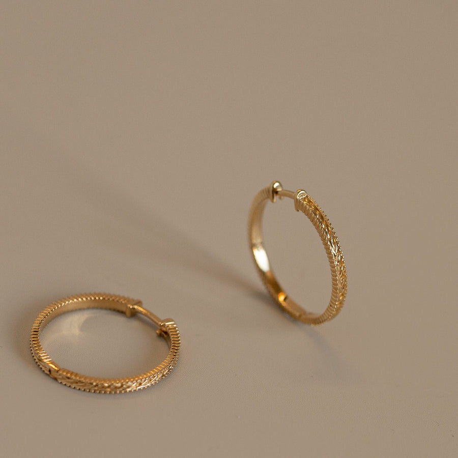 Aros medianos vintage con grabados en relieve de sección cuadrada fabricados en plata de ley y baño oro