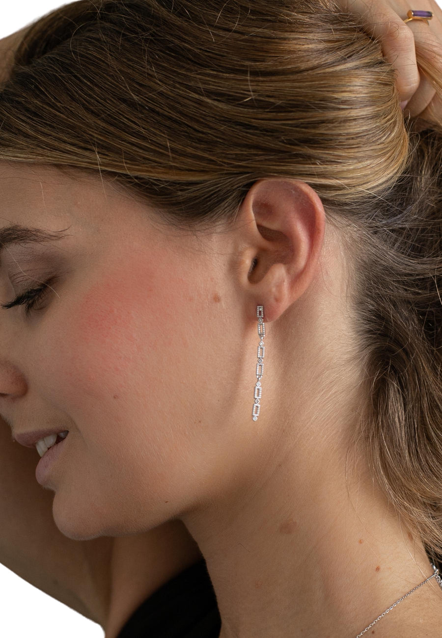 Pendientes largos con cadena y piedra circonita blanca ideales para eventos fabricados en plata de ley y chapados en oro