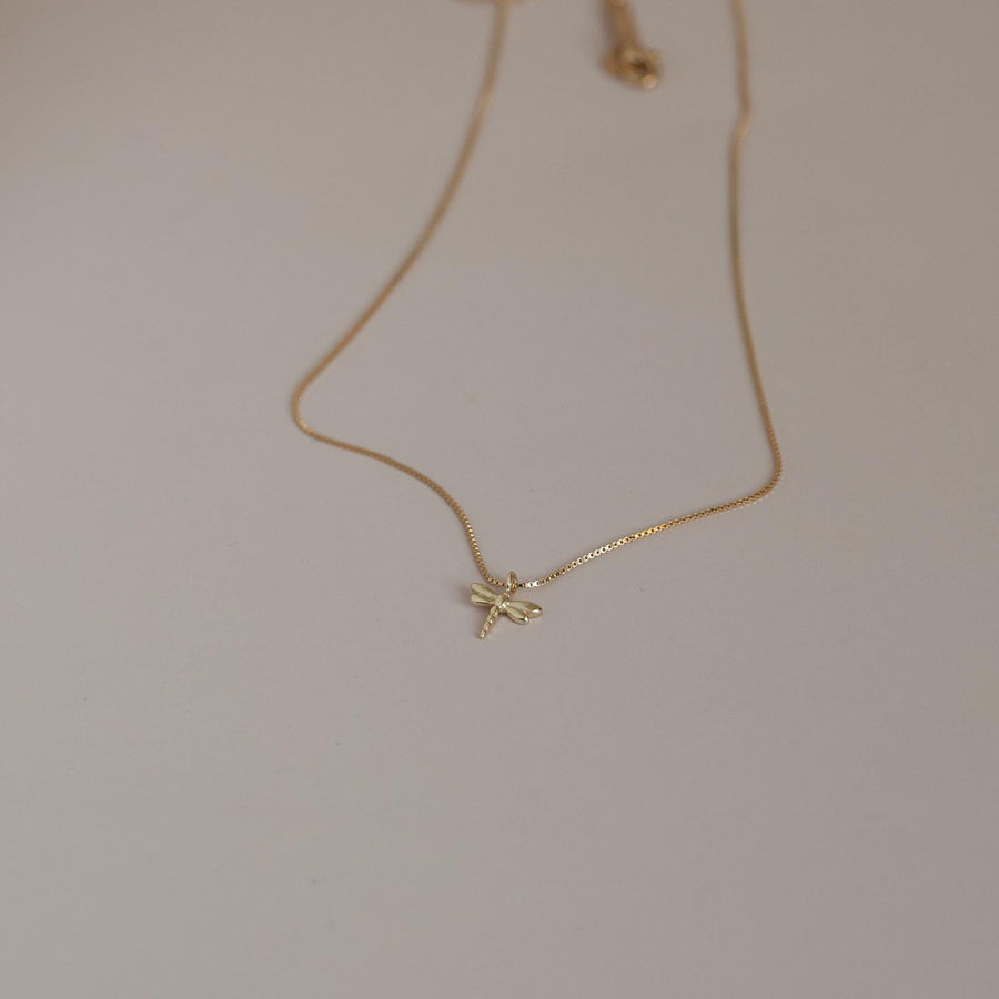 Gargantilla con colgante libélula pequeña fabricado en plata de ley y chapado en oro de 24k