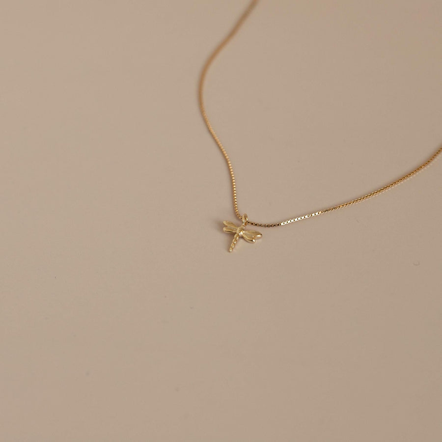 Gargantilla con colgante libélula pequeña fabricado en plata de ley y chapado en oro de 24k
