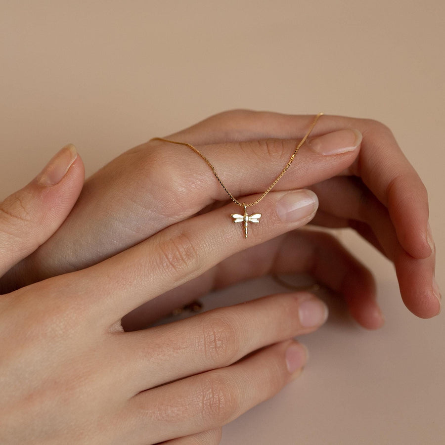 Gargantilla con colgante libélula pequeña fabricado en plata de ley y chapado en oro de 24k