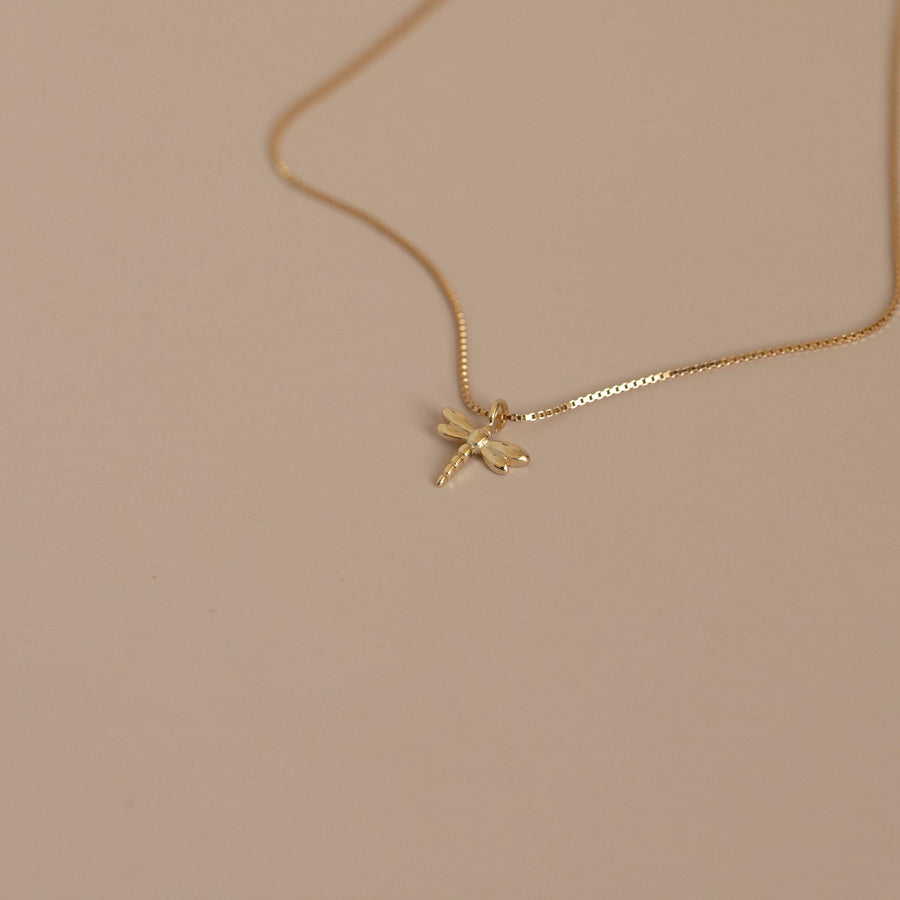 Gargantilla con colgante libélula pequeña fabricado en plata de ley y chapado en oro de 24k