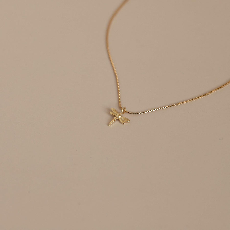 Gargantilla con colgante libélula pequeña fabricado en plata de ley y chapado en oro de 24k