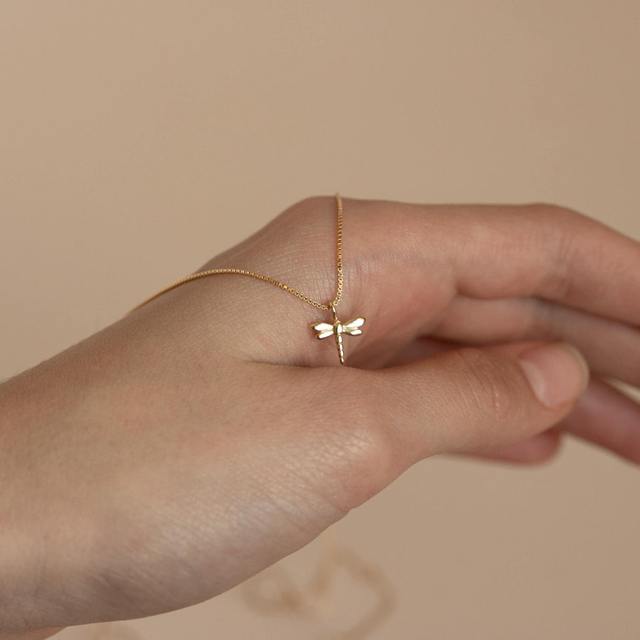 Gargantilla con colgante libélula pequeña fabricado en plata de ley y chapado en oro de 24k