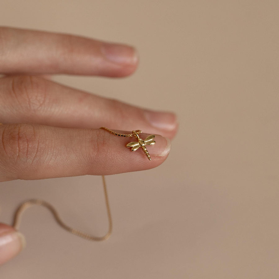 Gargantilla con colgante libélula pequeña fabricado en plata de ley y chapado en oro de 24k