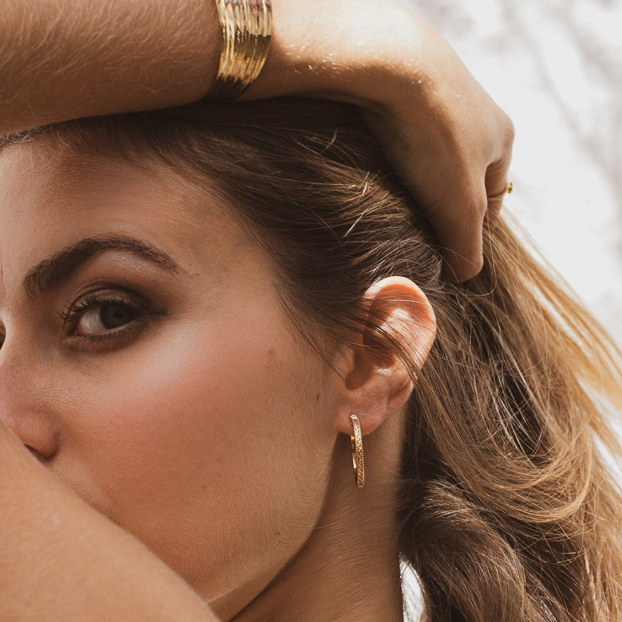 Aros medianos vintage con grabados en relieve de sección cuadrada fabricados en plata de ley y baño oro