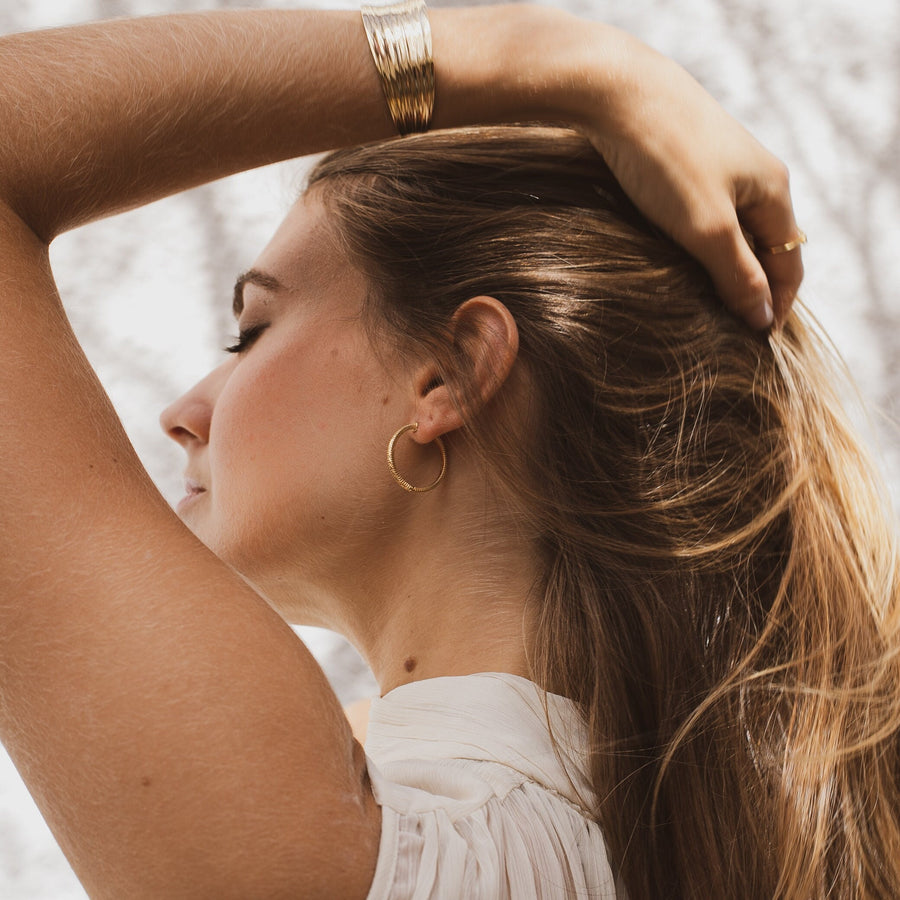 Aros medianos vintage con grabados en relieve de sección cuadrada fabricados en plata de ley y baño oro