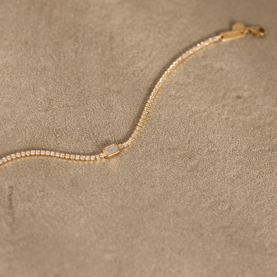 Pulsera con banda de circonitas y pieza central piedra luna en plata de ley y chapada en oro 18k