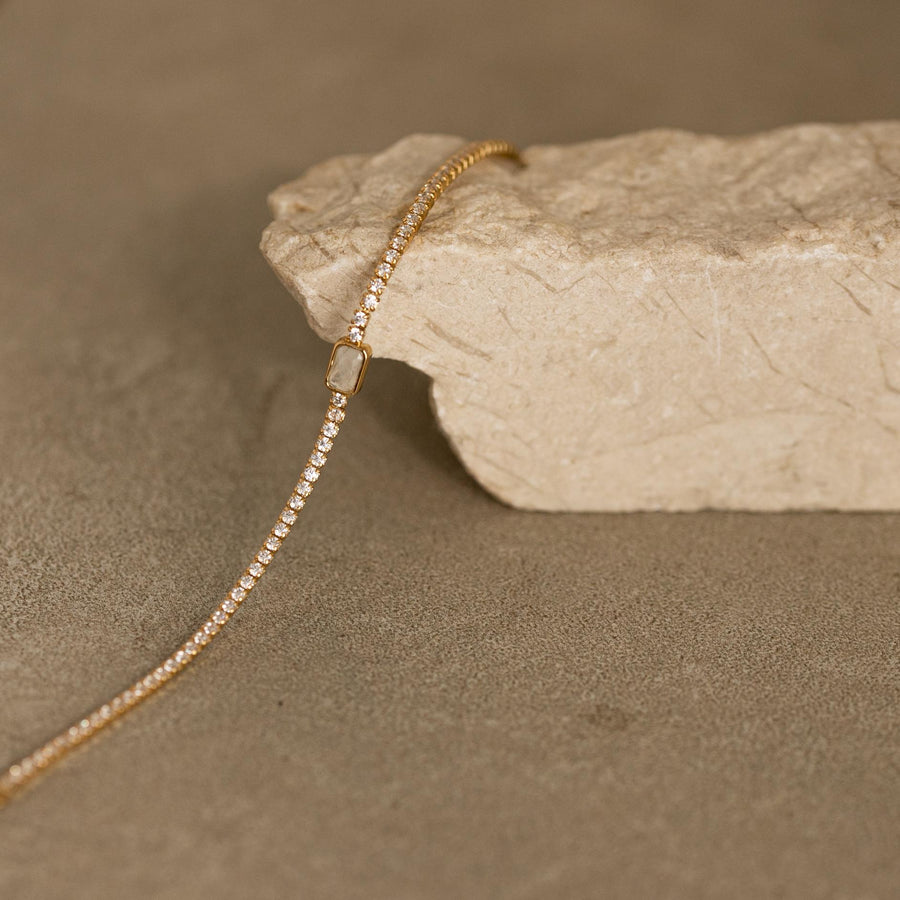 Pulsera con banda de circonitas y pieza central piedra luna en plata de ley y chapada en oro 18k