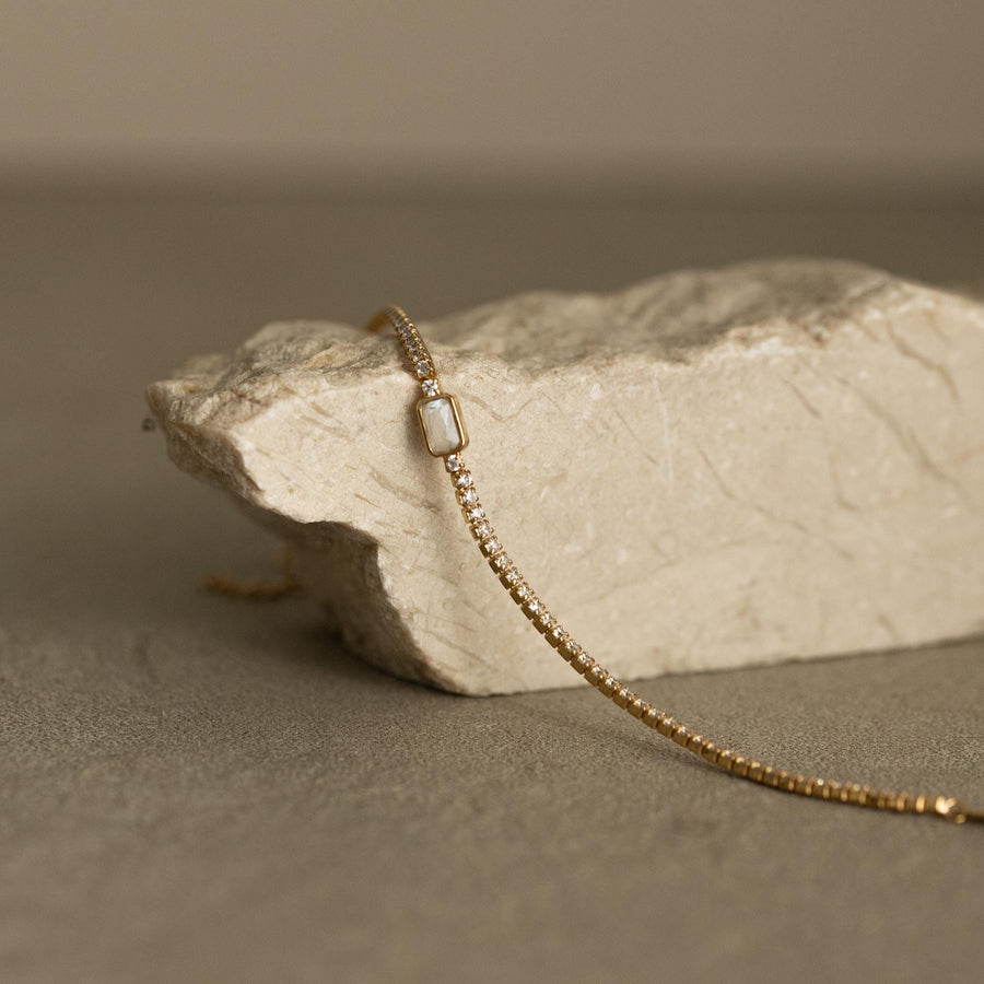 Pulsera con banda de circonitas y pieza central piedra luna en plata de ley y chapada en oro 18k