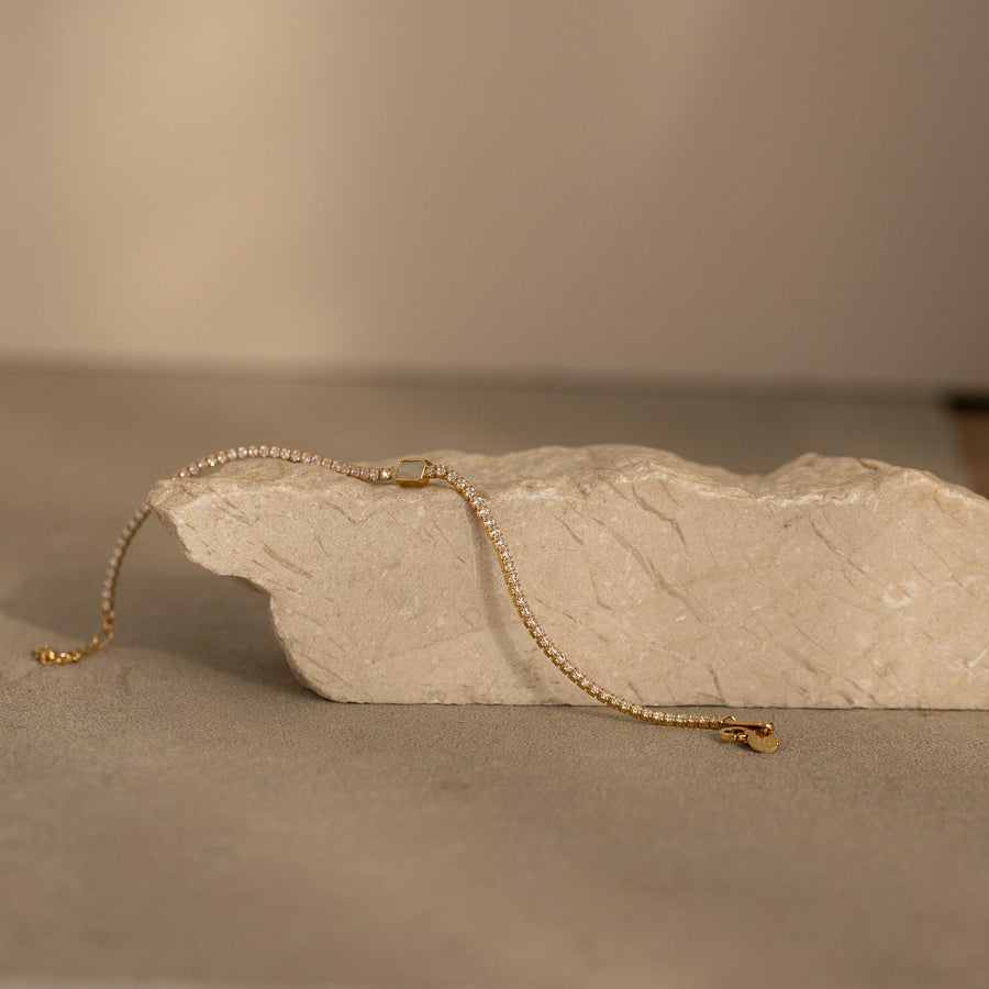 Pulsera con banda de circonitas y pieza central piedra luna en plata de ley y chapada en oro 18k