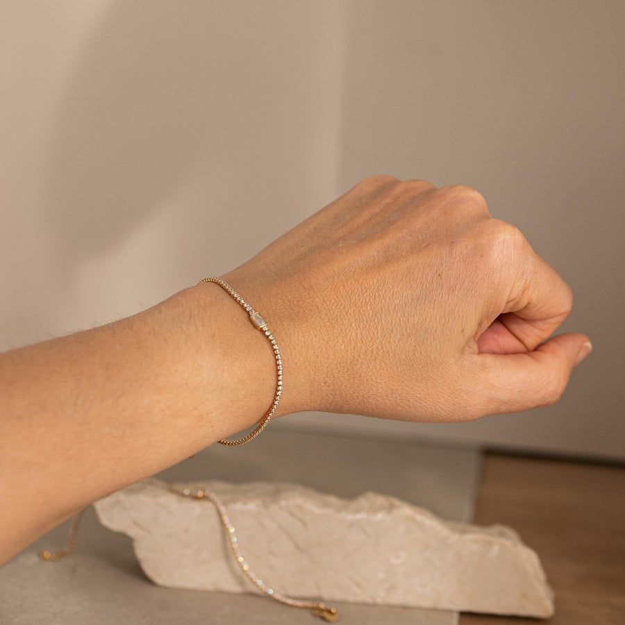 Pulsera con banda de circonitas y pieza central piedra luna en plata de ley y chapada en oro 18k