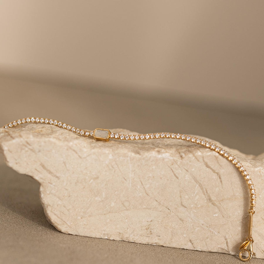 Pulsera con banda de circonitas y pieza central piedra luna en plata de ley y chapada en oro 18k