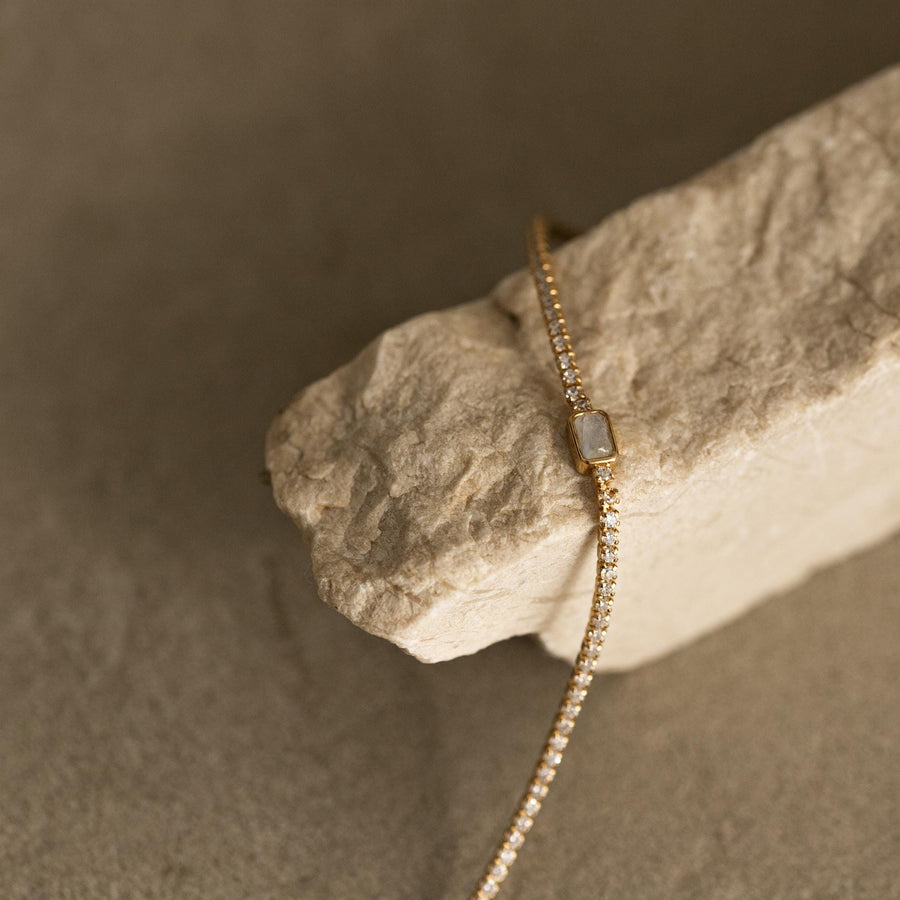 Pulsera con banda de circonitas y pieza central piedra luna en plata de ley y chapada en oro 18k